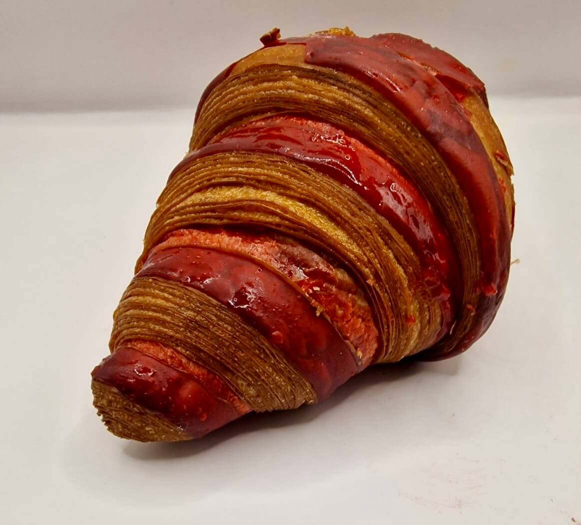 Croissant fourré à la confiture de fraises